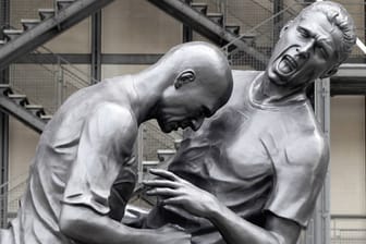 Die Kopfstoß-Statue von Paris zeigt die Attacke von Zinedine Zidane (li.) gegen Marco Materazzi aus dem WM-Finale 2006.