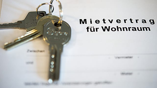 Was nach dem Tod eines Mieters mit dessen Wohnung passiert hängt von der Wohnkonstellation ab.