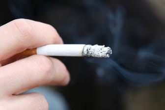 Der Geruch nach Zigarettenrauch kann Kollegen stören, ist aber kein Kündigungsgrund
