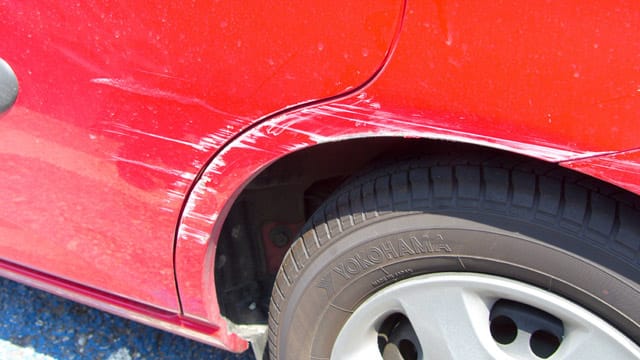 Lackkratzer entfernen: Vorher sollten Sie das Auto gründlich reinigen