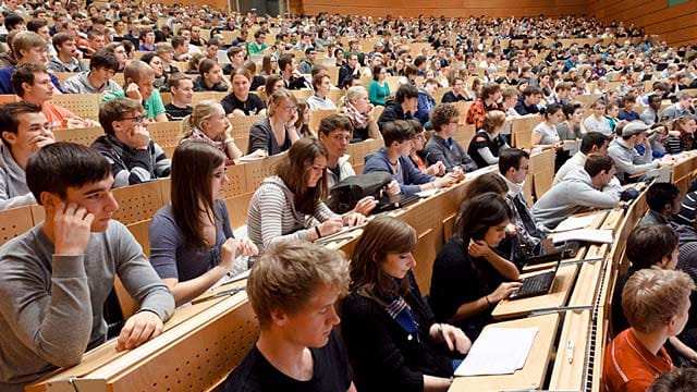 Gibt es zu viele Studenten? Das behauptet zumindest der CSU-Bildungsminister Albert Rupprecht