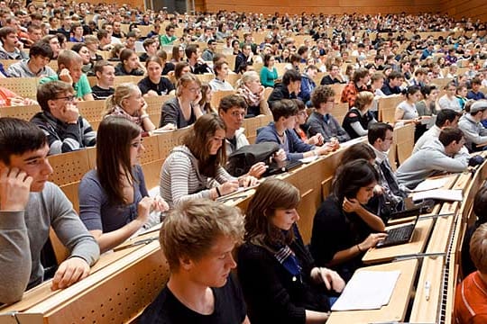 Gibt es zu viele Studenten? Das behauptet zumindest der CSU-Bildungsminister Albert Rupprecht