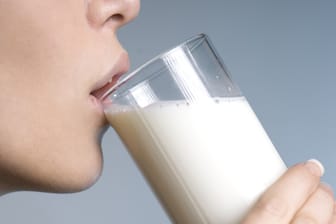 Bei jedem Siebten lösen Lebensmittel mit Milchzucker Durchfall, Magenschmerzen und Blähungen aus.