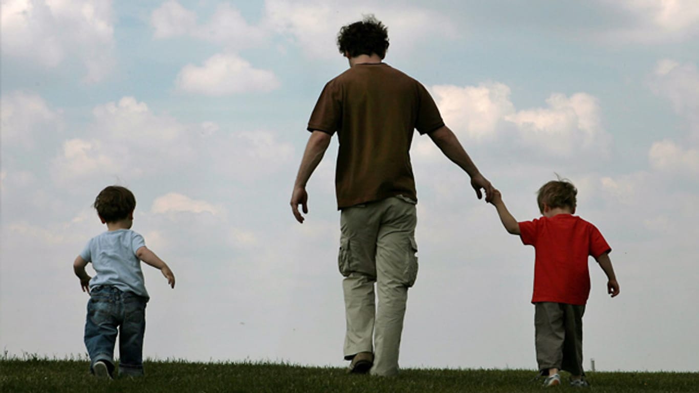 Die Familienarbeitszeit würde auch Vätern mehr Zeit für ihre Kinder geben, sagen die Forscher des DIW
