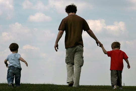 Die Familienarbeitszeit würde auch Vätern mehr Zeit für ihre Kinder geben, sagen die Forscher des DIW