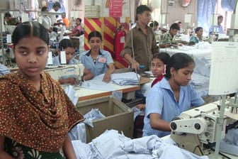 Viele Näherinnen arbeiten in Bangladesch unter unwürdigen Arbeitsbedingungen