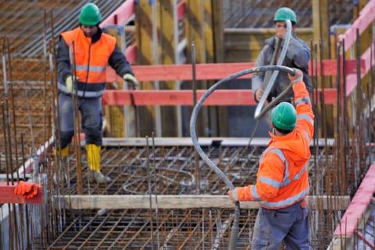 Derzeit floriert der Wohnungsbau in Deutschland - günstige Wohnungen bleiben wohl trotzdem knapp, vor allem in Großstädten