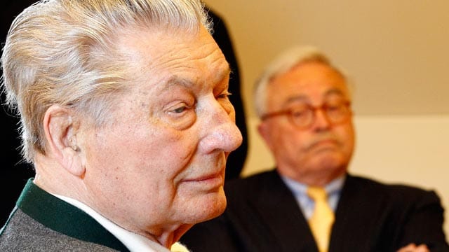 Medienmogul Leo Kirch 2011 beim Prozess um die Pleite seines Konzerns. Im Hintergrund der Ex-Deutsche-Bank-Chef Rolf Breuer. Kirch starb noch im gleichen Jahr