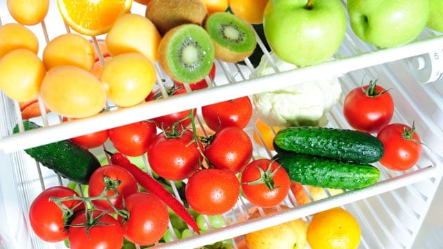 Obst und Gemüse im Kühlschrank: Bei Hitze können auch kälteempfindliche Sorten ein paar Tage im Kühlschrank gelagert werden.