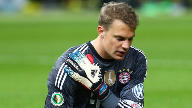 Manuel Neuer zog sich beim DFB-Pokalfinale gegen Dortmund eine Schulterverletzung zu. Manuel Neuer zog sich beim DFB-Pokalfinale gegen Dortmund eine Schulterverletzung zu.
