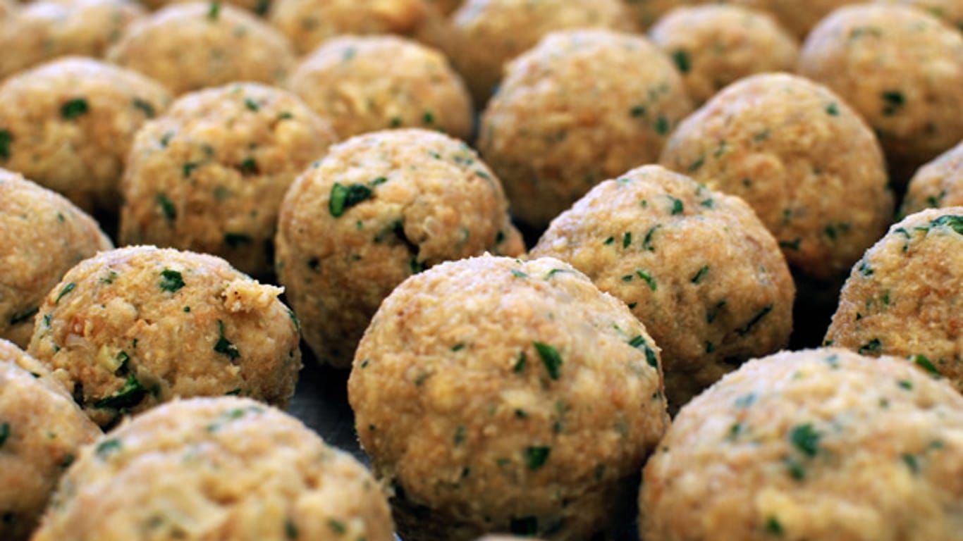 Semmelknödel sind eine leckere Beilage zum deftigen Oktoberfestessen und schnell gemacht