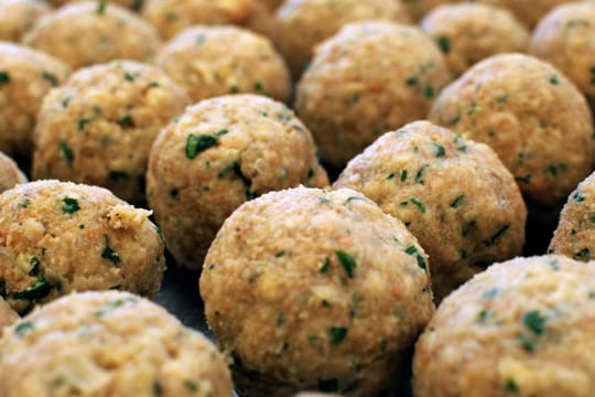 Semmelknödel sind eine leckere Beilage zum deftigen Oktoberfestessen und schnell gemacht