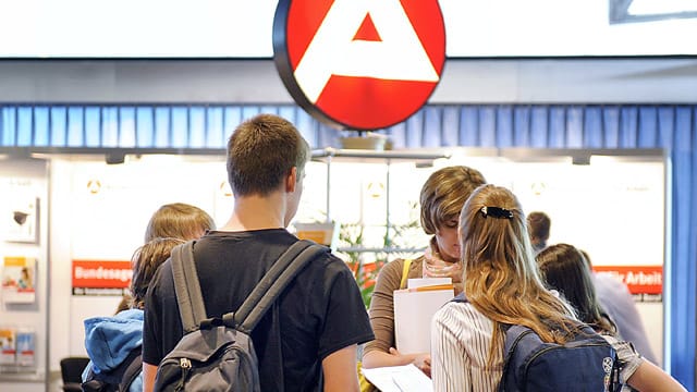 Junge Menschen in Arbeitsagentur: Viele Ausbildungsplätze bleiben unbesetzt