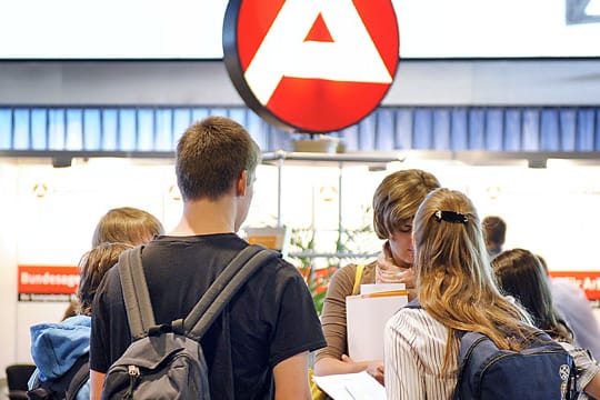 Junge Menschen in Arbeitsagentur: Viele Ausbildungsplätze bleiben unbesetzt