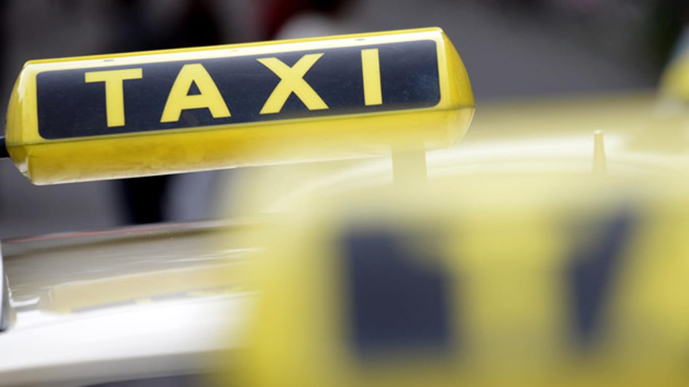 Wartende Taxis: Die Fahrer bekommen für diese Zeit kein Geld