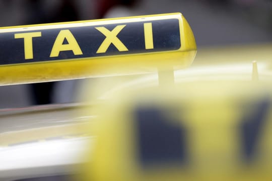 Wartende Taxis: Die Fahrer bekommen für diese Zeit kein Geld