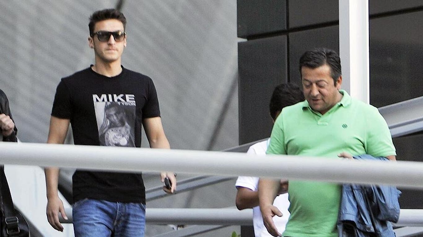 Mesut Özil (li.) und sein Vater Mustafa