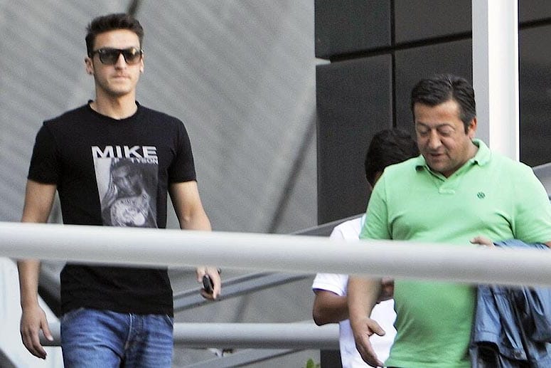 Mesut Özil (li.) und sein Vater Mustafa