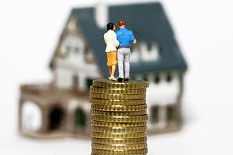 Bausparverträge mit hohen Zinsen können zu Problemen führen, wenn sie nicht für den Immobilienkauf oder -bau verwendet werden