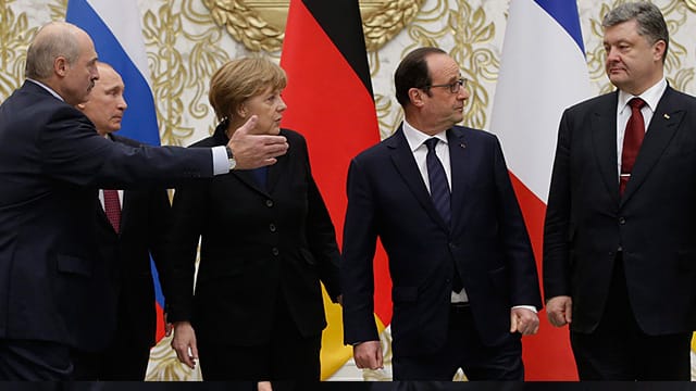 Da geht's lang - Gastgeber Lukaschenko mit Putin, Merkel, Hollande und Poroschenko am Verhandlungsort in Minsk