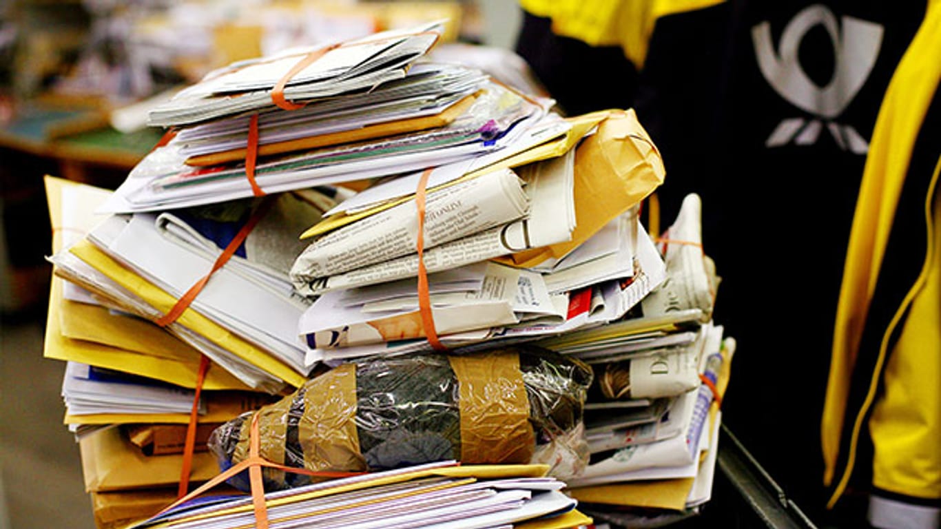 Warnstreiks bei Deutsche Post und Amazon: Viele Briefe bleiben liegen.