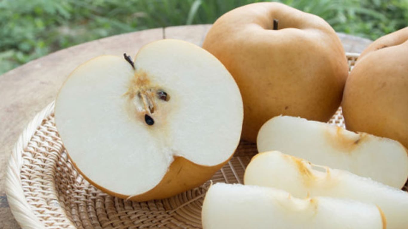 Nashi-Birne: Die Frucht hat Merkmale von Birnen und von Äpfeln.