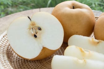 Nashi-Birne: Die Frucht hat Merkmale von Birnen und von Äpfeln.