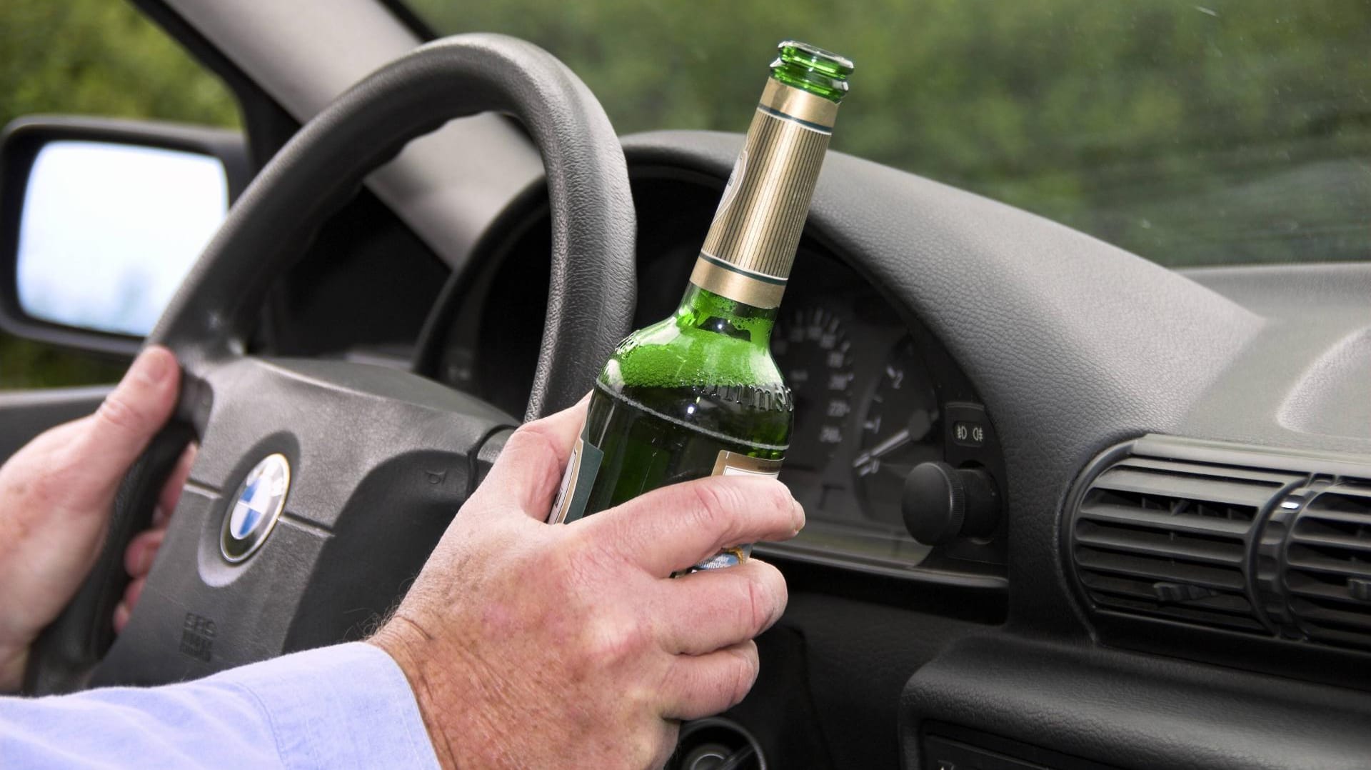 Alkohol am Steuer oder zu schnelles Fahren kann schnell sehr teuer werden. Alkohol am Steuer oder zu schnelles Fahren kann schnell sehr teuer werden.