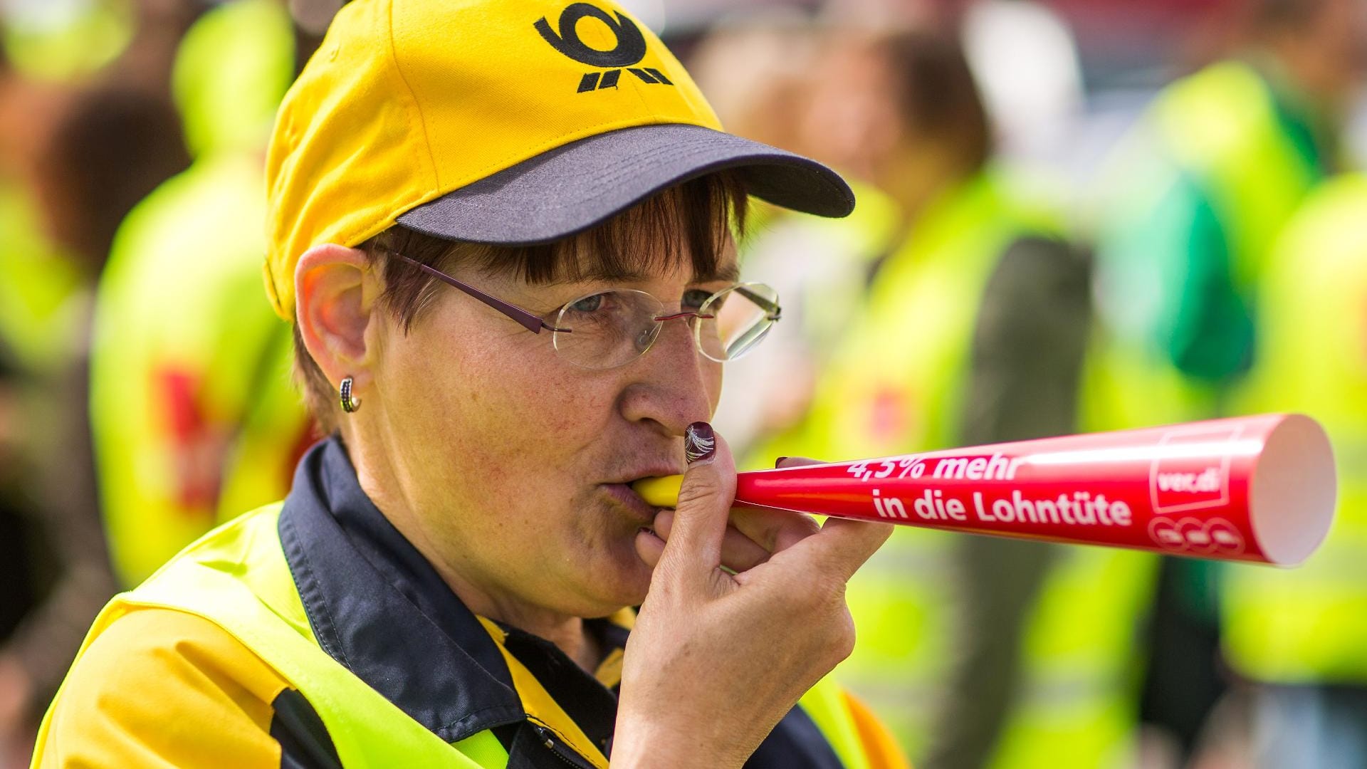 Die Post streikt - und Millionen Sendungen bleiben liegen.