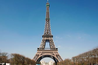 In Frankreich ist die Panoramafreiheit eingeschränkt. Wer den Eifelturm tagsüber unbeleuchtet fotografiert, macht nichts falsch.