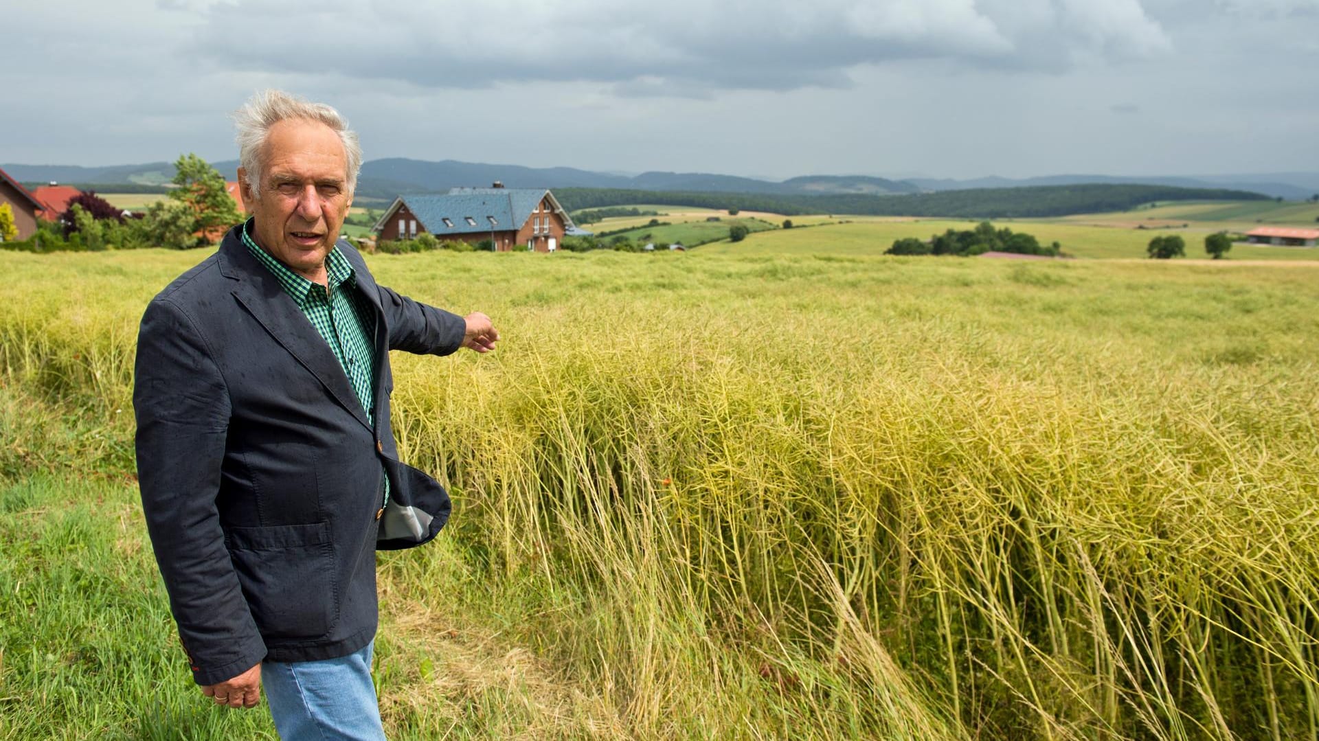 Ottensteins Bürgermeister Manfred Weimer zeigt auf das Gratis-Bauland.