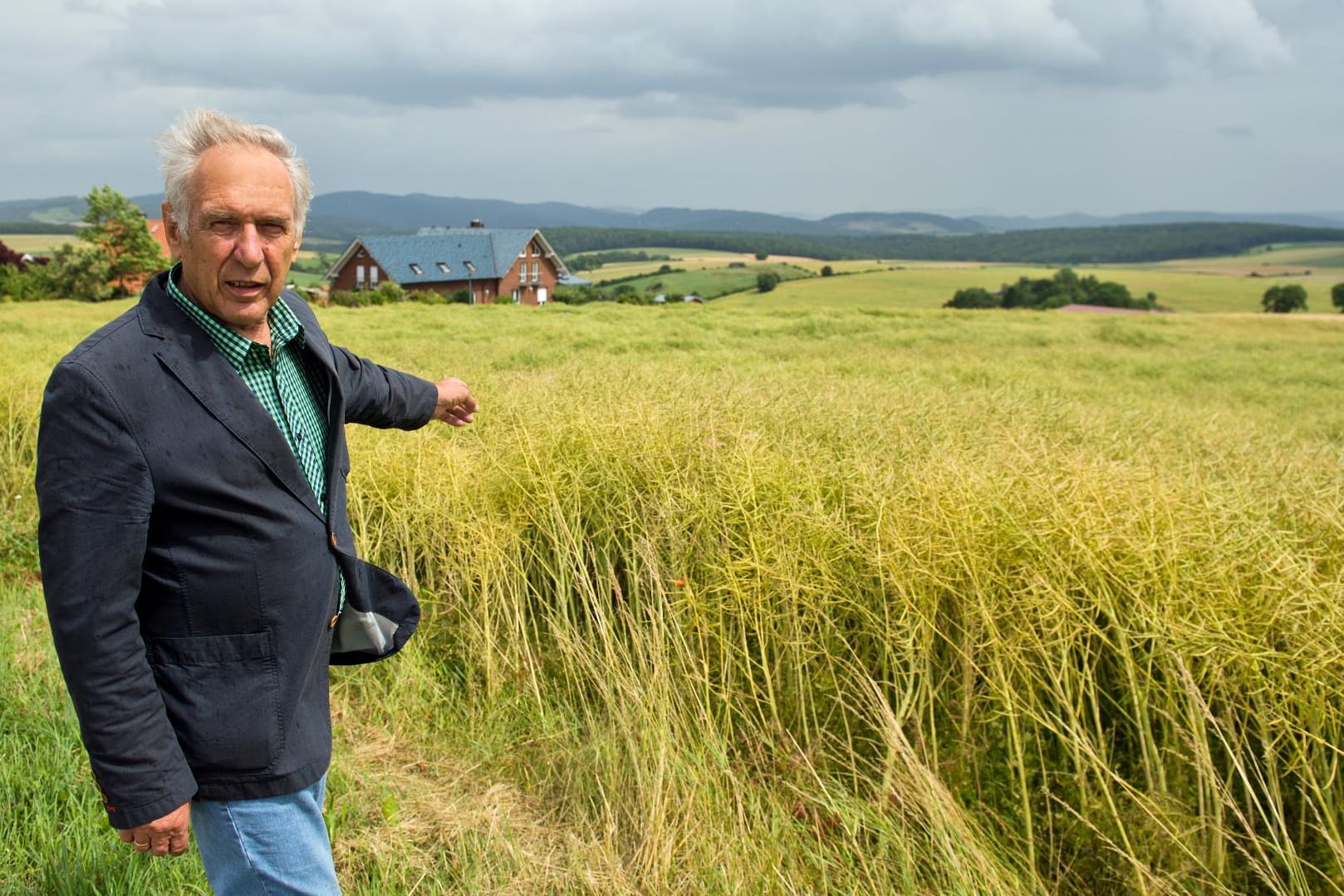 Ottensteins Bürgermeister Manfred Weimer zeigt auf das Gratis-Bauland.