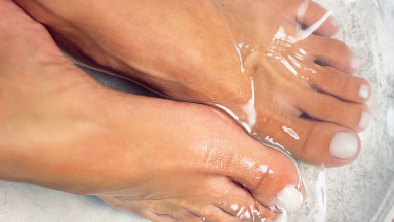 Fußbad: Die langsam ansteigende Temperatur hat es sich gegen kalte Füße bewährt.