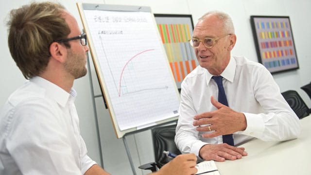 Der 67-jährige Psychologe Christian Gerloff (rechts) berät als "Space-Cowboy" einen Daimler-Praktikanten bei seiner Karriereplanung.