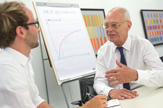 Der 67-jährige Psychologe Christian Gerloff (rechts) berät als "Space-Cowboy" einen Daimler-Praktikanten bei seiner Karriereplanung.