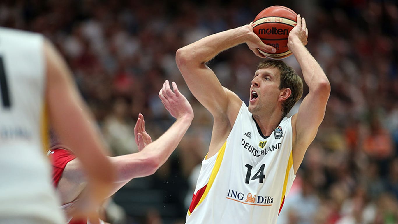 Dirk Nowitzki bei einem Spiel für Deutschland (Archivbild): Der Basketballer soll jetzt in den USA besonders ausgezeichnet werden.