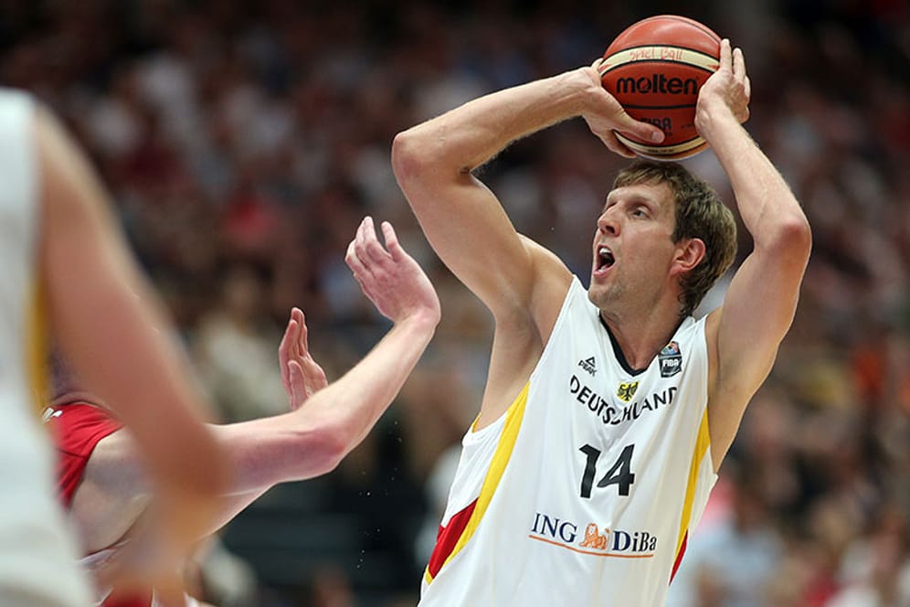 Dirk Nowitzki bei einem Spiel für Deutschland (Archivbild): Der Basketballer soll jetzt in den USA besonders ausgezeichnet werden.