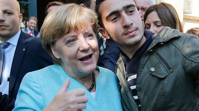 Selfie mit der Kanzlerin: Angela Merkel besucht Flüchtlinge.