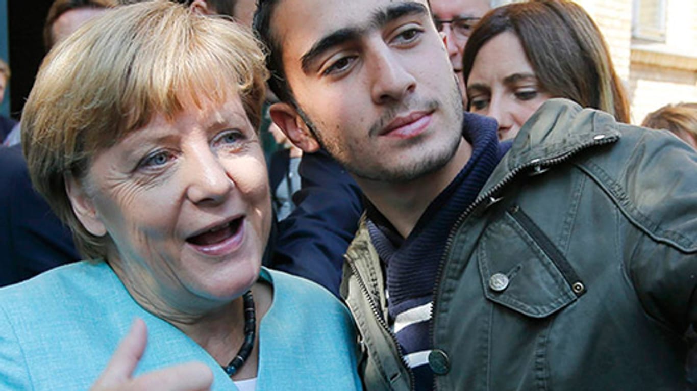 Selfie mit der Kanzlerin: Angela Merkel besucht Flüchtlinge.