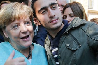 Selfie mit der Kanzlerin: Angela Merkel besucht Flüchtlinge.
