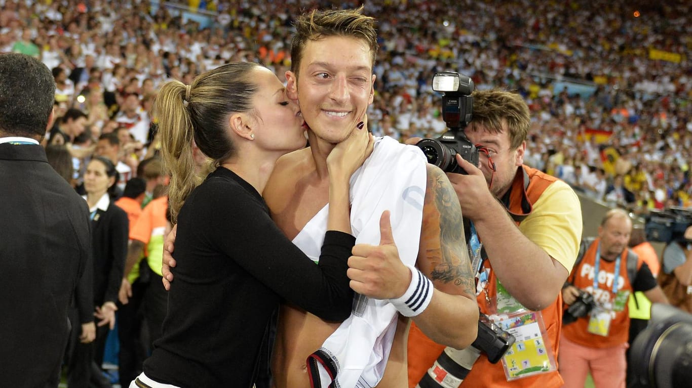 Mesut Özil und Mandy Capristo nach dem gewonnenen WM-Finale 2014.