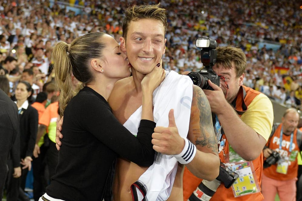 Mesut Özil und Mandy Capristo nach dem gewonnenen WM-Finale 2014.
