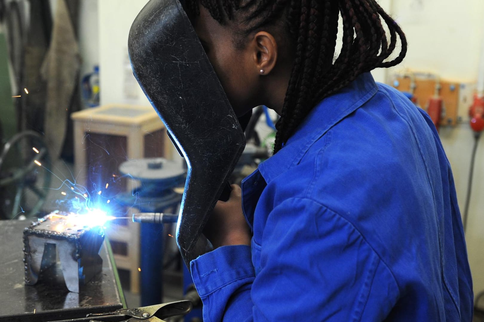 Asylantin aus Afrika in einem Schweiß-Kurs: Einer Studie zufolge können die meisten Flüchtlinge wegen mangelnder Sprachkenntnisse nicht mit der schnellen Aufnahme einer Arbeit rechnen.