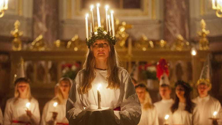 Luciafest: Zur Feier der Wintersonnenwende wird eine Lichterkönigin mit einem Kerzenkranz gekürt.