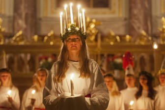 Luciafest: Zur Feier der Wintersonnenwende wird eine Lichterkönigin mit einem Kerzenkranz gekürt.