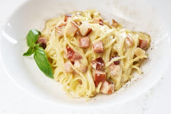 Spaghetti Carbonara (Symbolbild): In Italien wird um die Herkunft gestritten.