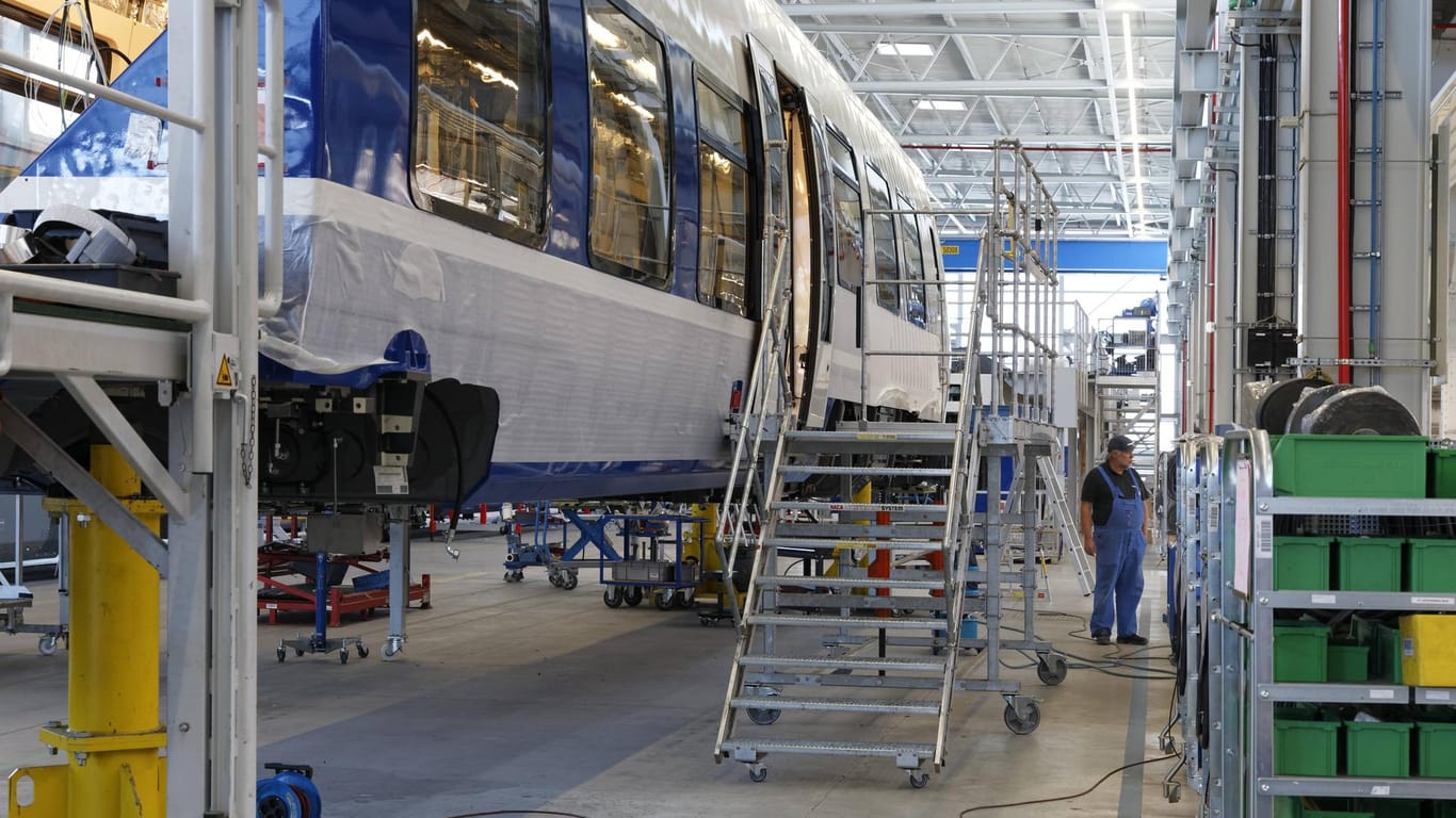 Zug-Produktion bei Bombardier in Hennigsdorf: In Deutschland sollen 3200 Stellen wegfallen.