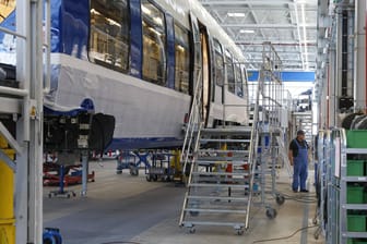 Zug-Produktion bei Bombardier in Hennigsdorf: In Deutschland sollen 3200 Stellen wegfallen.