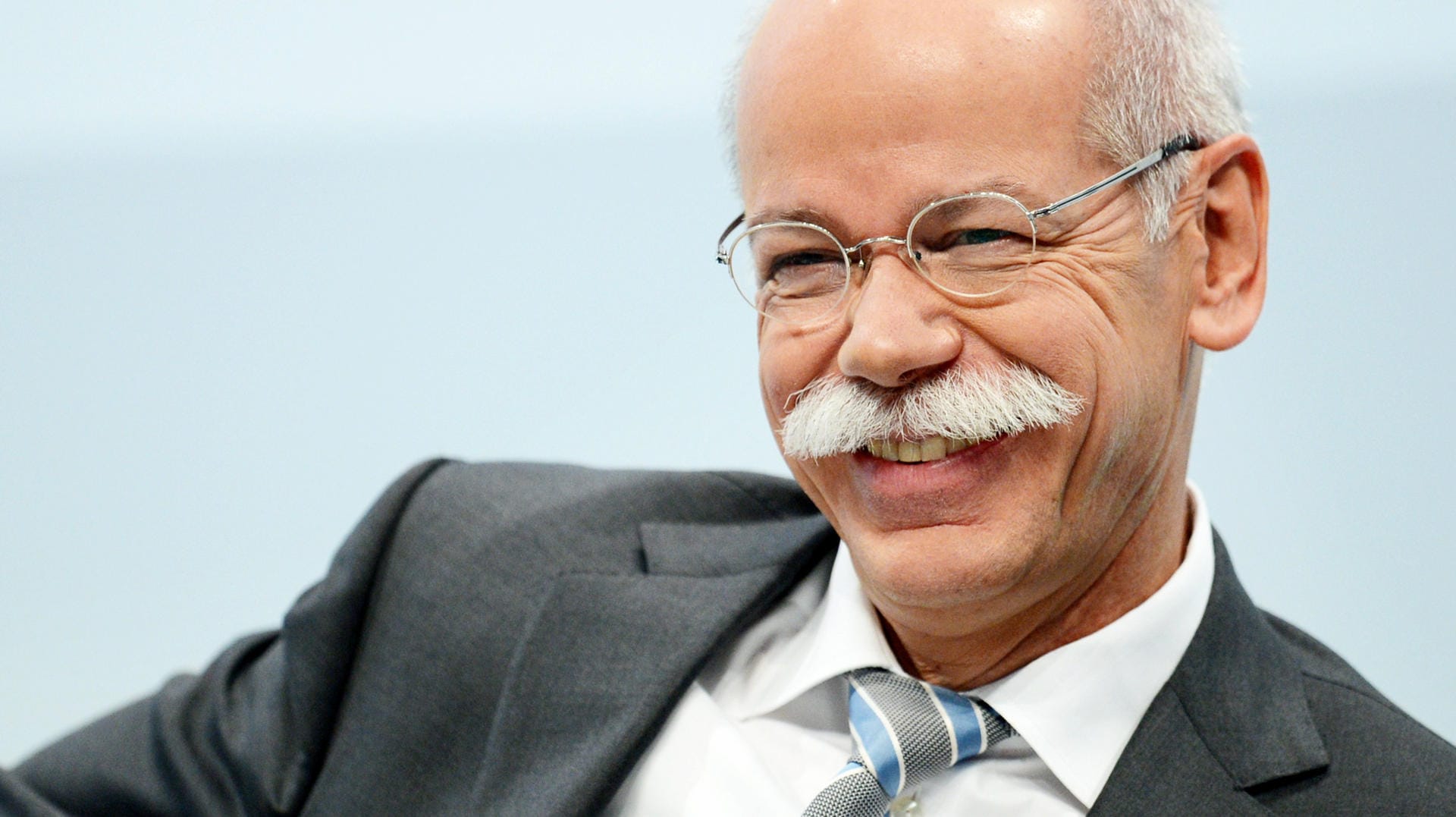 Hat gut lachen: Dieter Zetsche verdiente 2015 mehr als jeder andere Top-Manager in Deutschland.