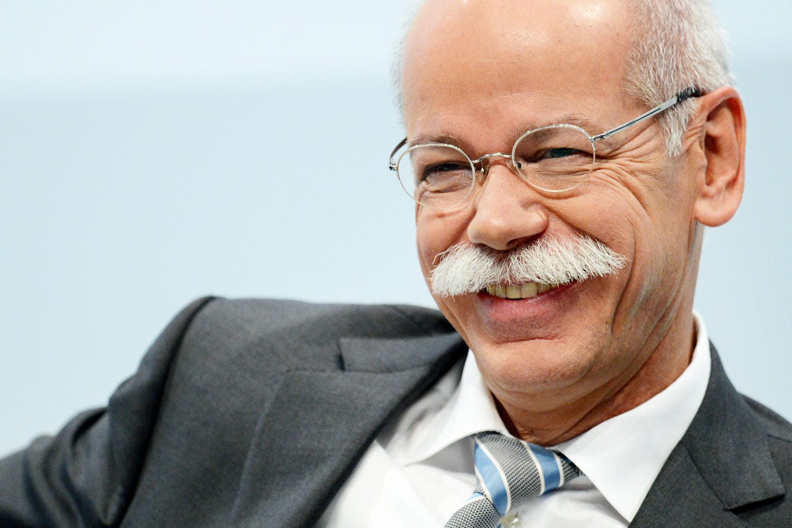 Hat gut lachen: Dieter Zetsche verdiente 2015 mehr als jeder andere Top-Manager in Deutschland.